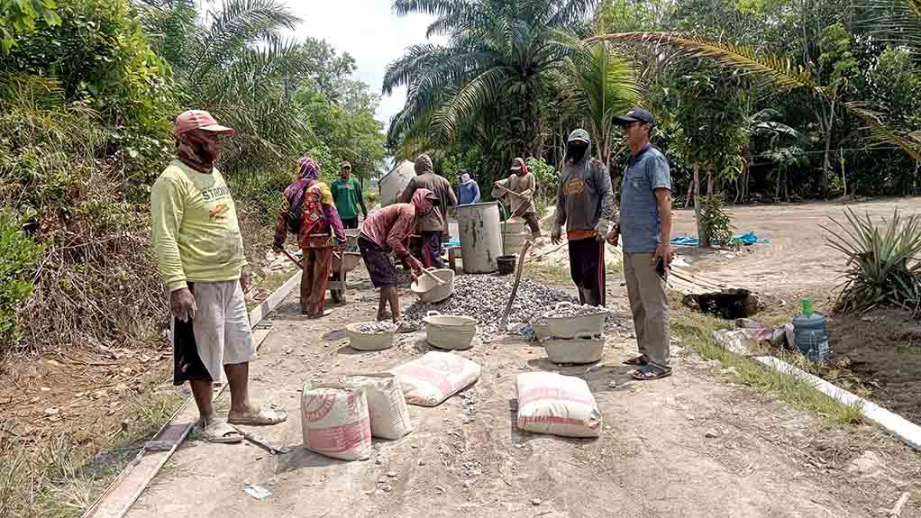 Kades Aspari Tinjau Langsung Pembangunan Rabat Beton