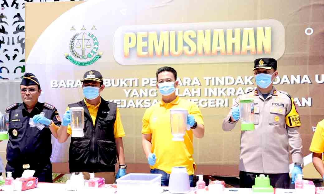 Kapolres Lamongan Hadiri Sosialisasi Peraturan Di Bidang Cukai Dan Pemusnahan Barang Bukti Operasi Bkc Ilegal Di Gor Lamongan