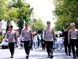Kapolres Lamongan Pimpin Pengamanan Aksi Penyampaian Pendapat di KPU dan Gedung DPRD