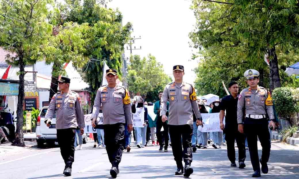 Kapolres Lamongan Pimpin Pengamanan Aksi Penyampaian Pendapat Di Kpu Dan Gedung Dprd