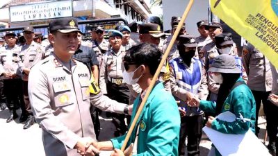 Kapolres Lamongan Pimpin Pengamanan Aksi Penyampaian Pendapat Di Kpu Dan Gedung Dprd 3