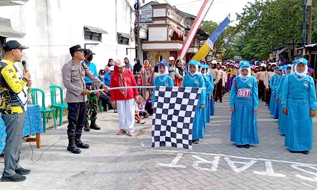 Kapolsek Babat Pimpin Pengamanan Dan Pelepasan Lomba Gerak Jalan Tingkat Sdn Dan Mi