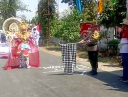 Kapolsek dan Koramil Sambeng Pimpin Pengamanan Festival Pawai Karnaval HUT RI ke-79