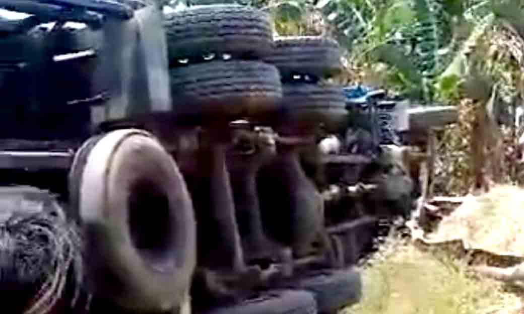 Karena Mengantuk Truk Box Tronton Berisi Barang Paket Terjun Bebas Dari Jalan Tol Pemalang Batang Km 305