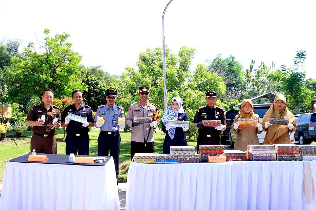 Kejari Ngawi Musnahkan Barang Bukti Narkotika Dan Senjata Tajam