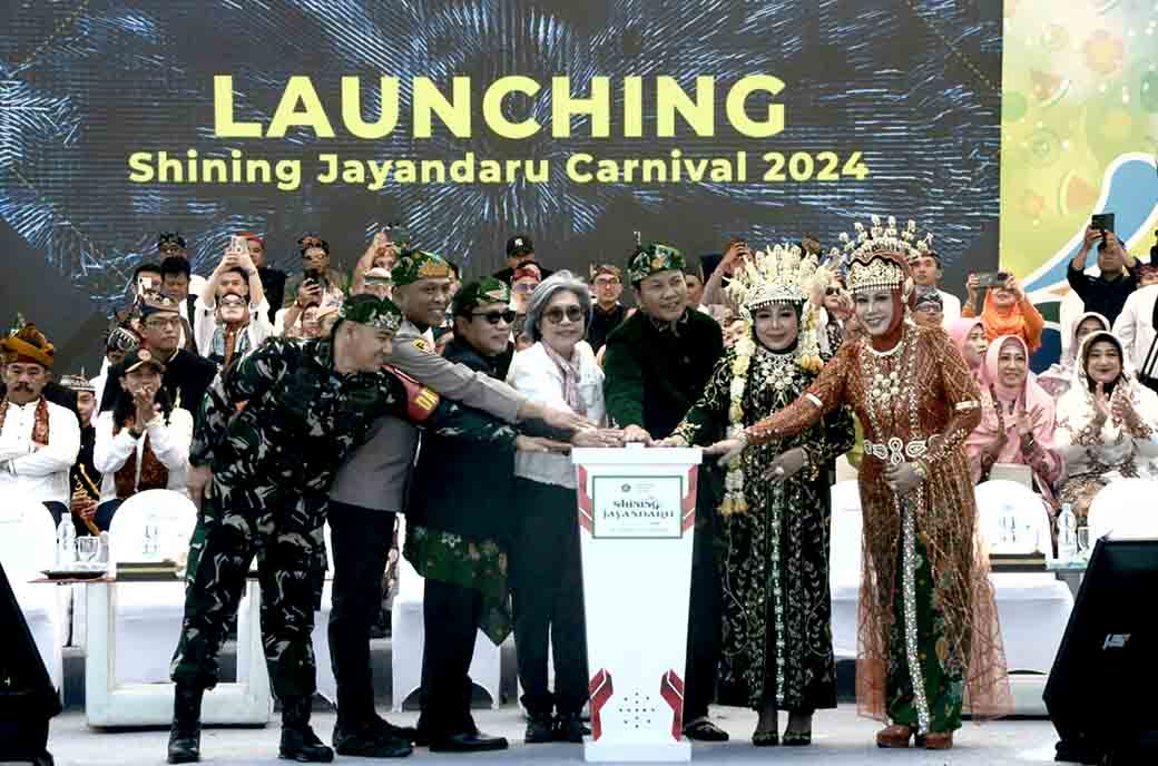 Menteri Pariwisata Dan Ekonomi Kreatif Ri Apresiasi Karnaval Shining Jayandaru