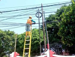PLN Icon Plus Peran Aktif Melakukan Perapihan Kabel Tiang PLN Kota Kediri untuk menjaga Estetika dan Keandalan Jaringan