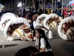 Pembentangan Bendera 1.000 m dan Atraksi Budaya 1.000 Penari Jaran Kepang di Desa Dawung