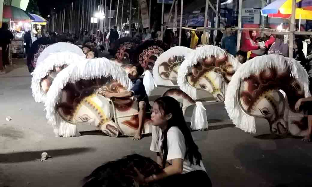 Pembentangan Bendera 1.000 M Dan Atraksi Budaya 1.000 Penari Jaran Kepang Di Desa Dawung