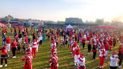 Pemdes Kebaron Meriahkan Hut Ri Ke 79 Dengan Jalan Sehat Dan Senam Bersama 3