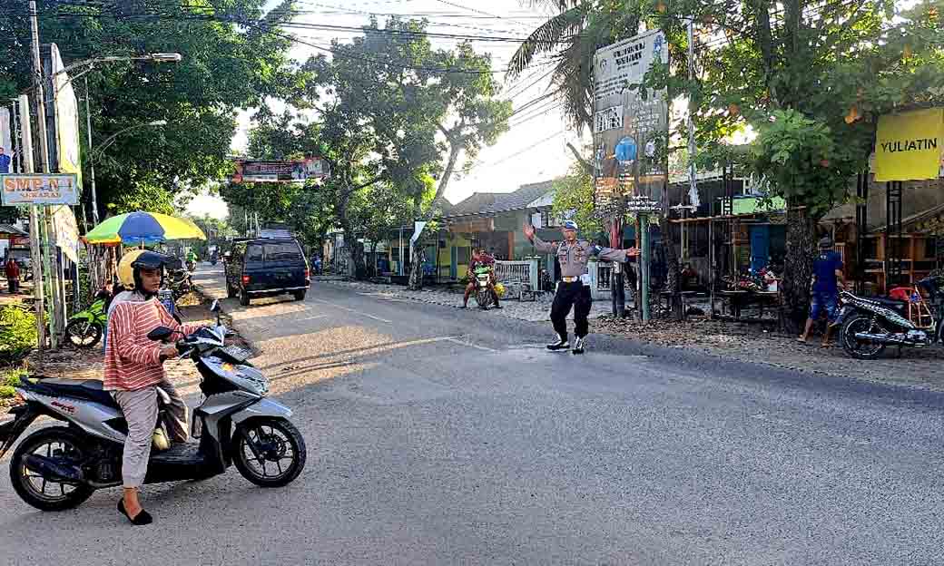 Pengaturan Commander Wis H Di Simpang Tiga Pasar Miru Kecamatan Sekaran