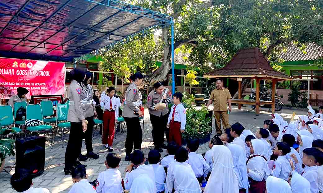 Peringati Hari Jadi Ke 76, Polwan Ngawi Beri Edukasi Pelajar Tentang Bahaya Narkoba Dan Bullying