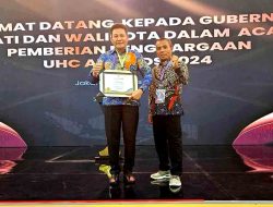 Plt Bupati Sidoarjo Subandi terima Penghargaan UHC Award 2024