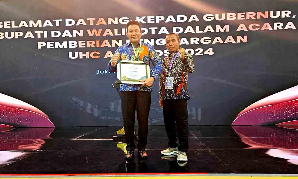 Plt Bupati Sidoarjo Subandi Terima Penghargaan Uhc Award 2024