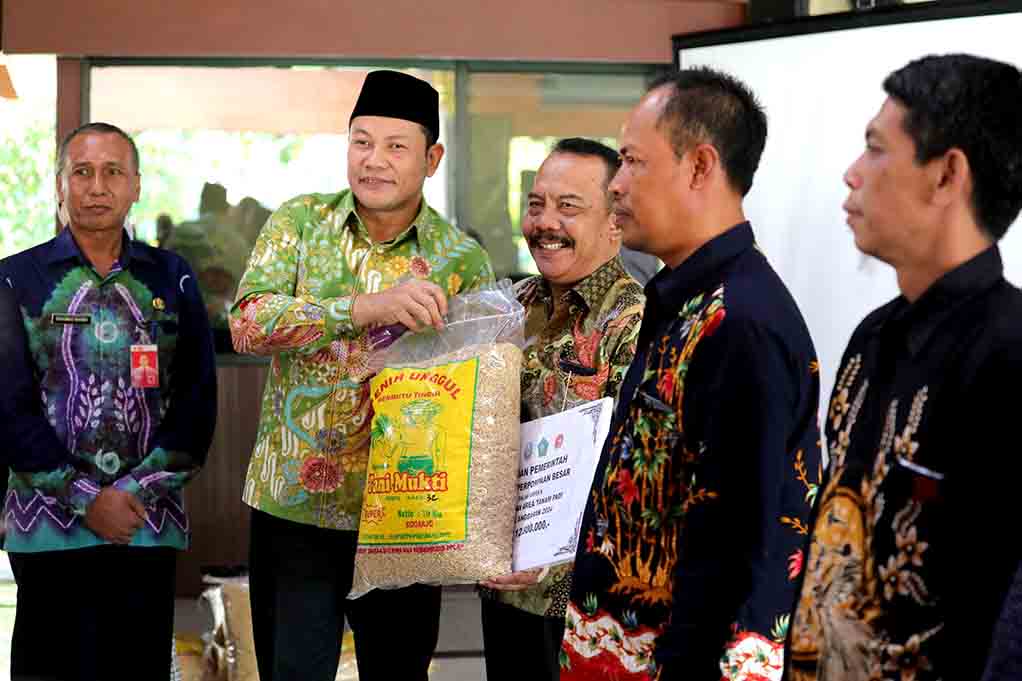 Plt Bupati Subandi Serahkan Bantuan Irigasi Untuk 90 Kelompok Tani