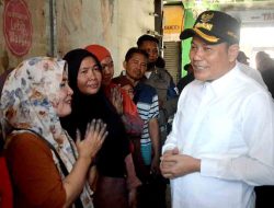 Plt. Bupati Sidoarjo, H. Subandi, Serahkan Bantuan Sosial kepada Pedagang Pasar Krian yang Terdampak Kebakaran