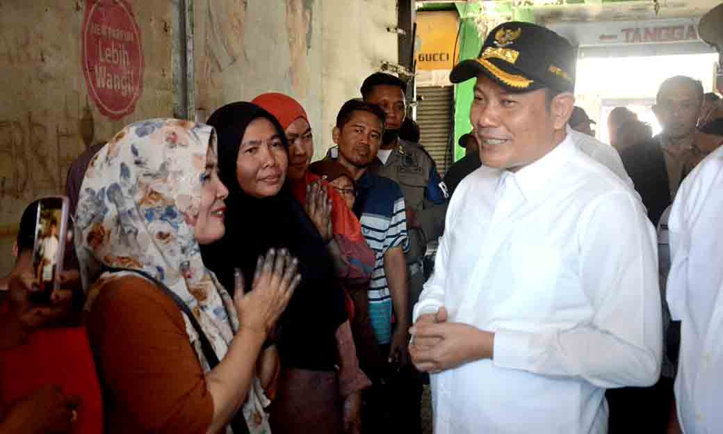 Plt. Bupati Sidoarjo, H. Subandi, Serahkan Bantuan Sosial Kepada Pedagang Pasar Krian Yang Terdampak Kebakaran