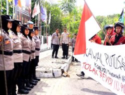 Polisi Kawal Aksi Damai Koalisi Mahasiswa Ngawi Dukung Putusan MK dan Tolak Revisi UU Pilkada