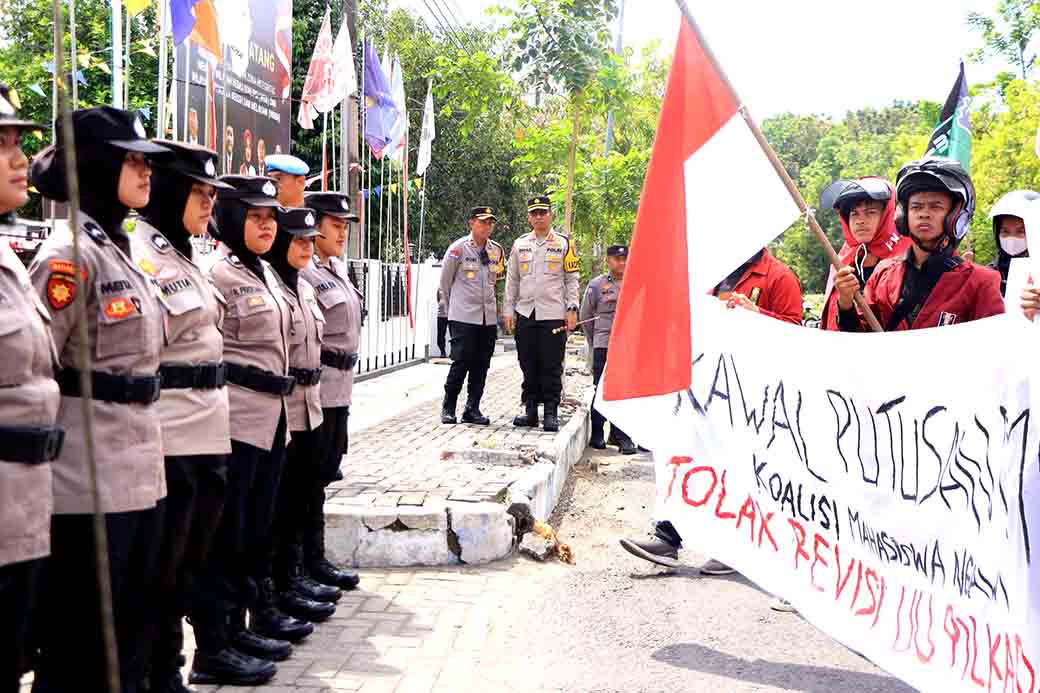 Polisi Kawal Aksi Damai Koalisi Mahasiswa Ngawi 2
