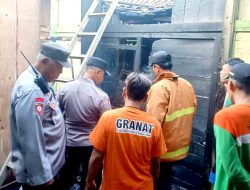 Polisi Ngawi Bersama Relawan, Sigap Tangani Kebakaran Salah Satu Rumah Warga di Karangjati