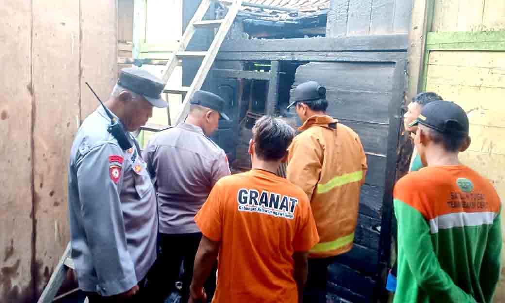 Polisi Ngawi Bersama Relawan, Sigap Tangani Kebakaran Salah Satu Rumah Warga Di Karangjati