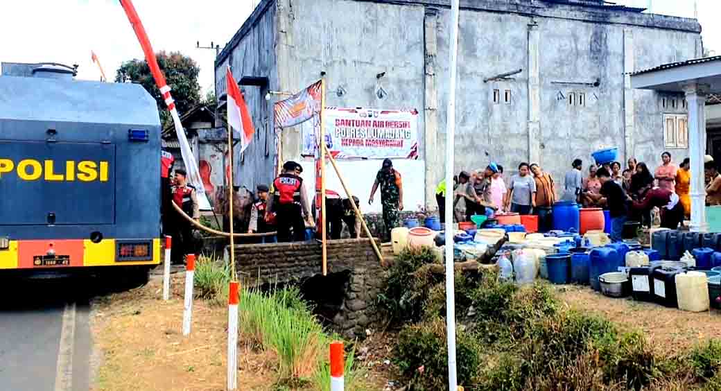 Polres Lumajang Kerahkan Water Cannon Droping Air Bersih