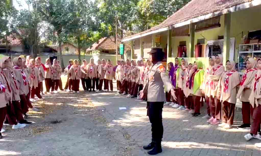 Polwan Ngawi Kenalkan Gerakan Lalu Lintas Di Pondok Pesantren Gontor 2