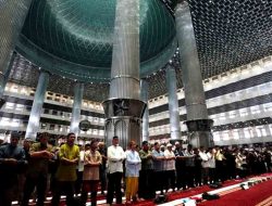 Ribuan Warga Salat Gaib Bagi Pemimpin Hamas Ismail Haniyeh