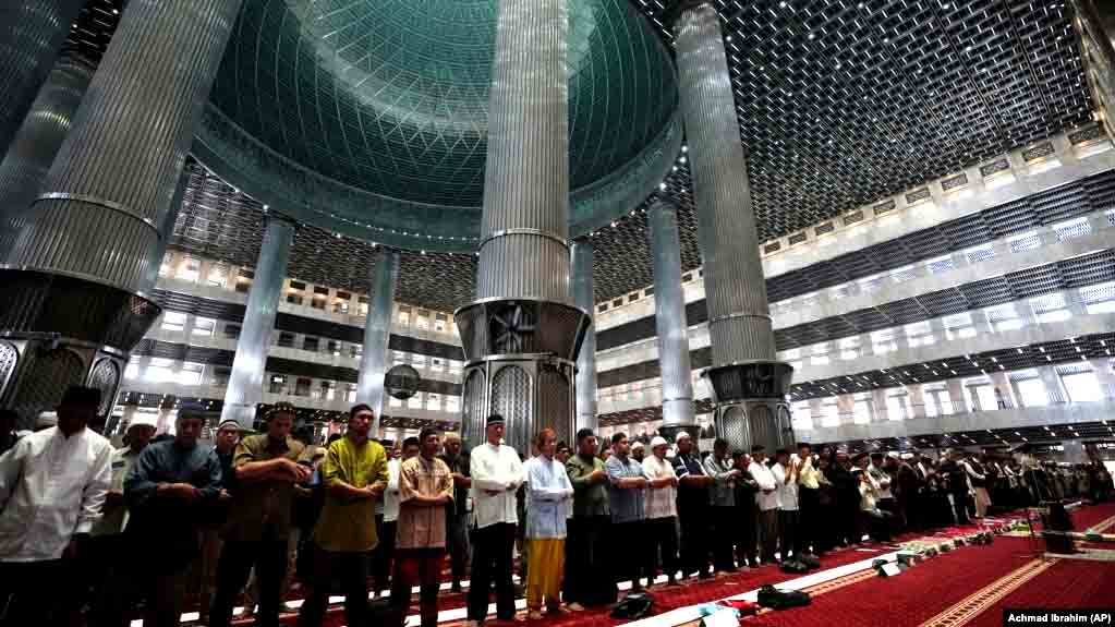 Ribuan Warga Salat Gaib Bagi Pemimpin Hamas Ismail Haniyeh