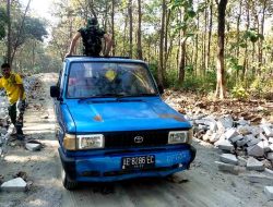Satgas TMMD 121 dan Warga angkut Paving ke Titik Sasaran gunakan Pickup.