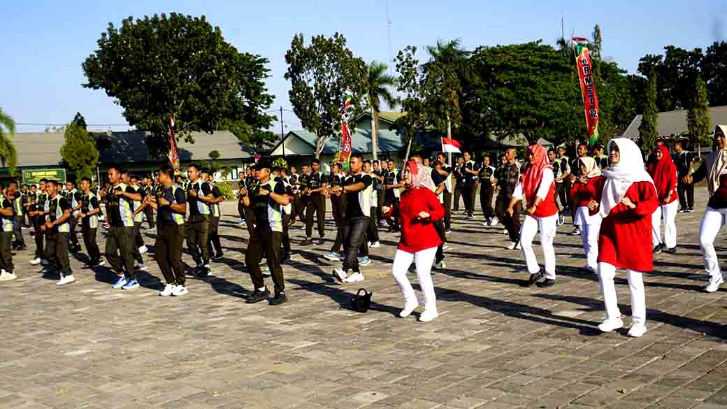 Senam Bersama Prajurit Dan Persit Kck Ranting 4 Yonarmed 12 Kostrad