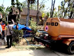 Sinergitas TNI Polri di Ngawi, Salurkan Bantuan Air Bersih untuk Warga Desa Jagir, Sine