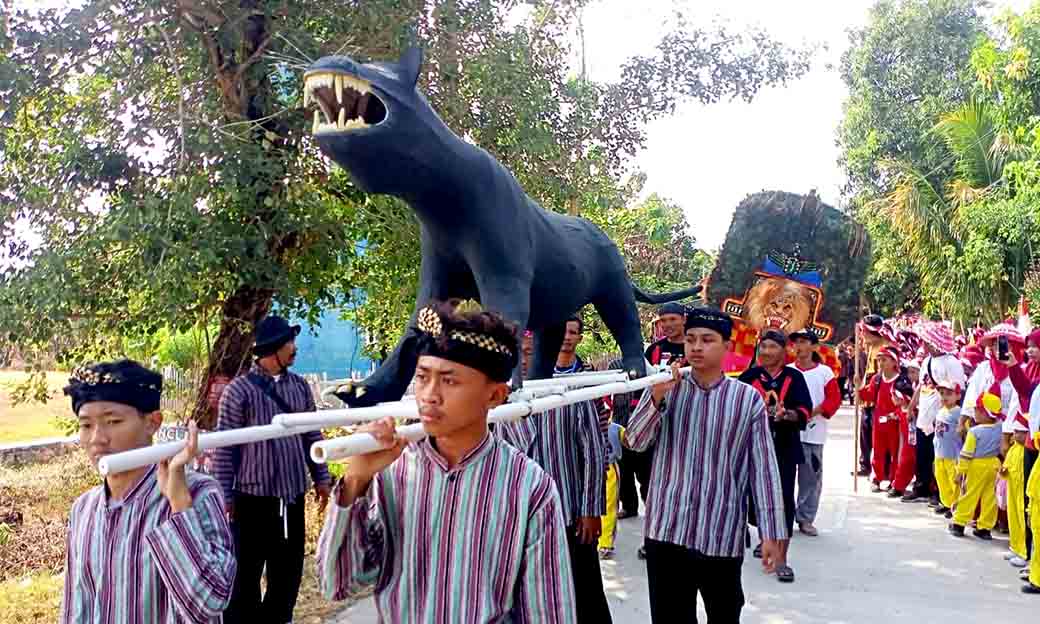 Unik ! Warga Jatigembol Gelar Upacara Macan Kembar Hitam Dan Putih Di Arak Keliling Desa