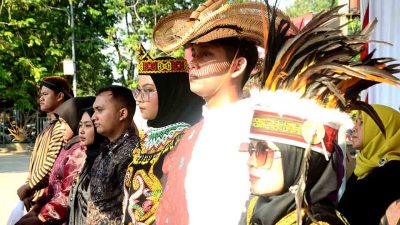 Upacara Hut Ke 79 Ri Dengan Kostum Adat, Subandi Ajak Masyarakat Tanamkan Bhinneka Tunggal Ika 4