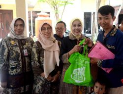 1.606 Keluarga Berisiko Stunting di 3 Kecamatan Terima Bantuan Daging Ayam dan Telur: Upaya Pemerintah Cegah Malnutrisi!