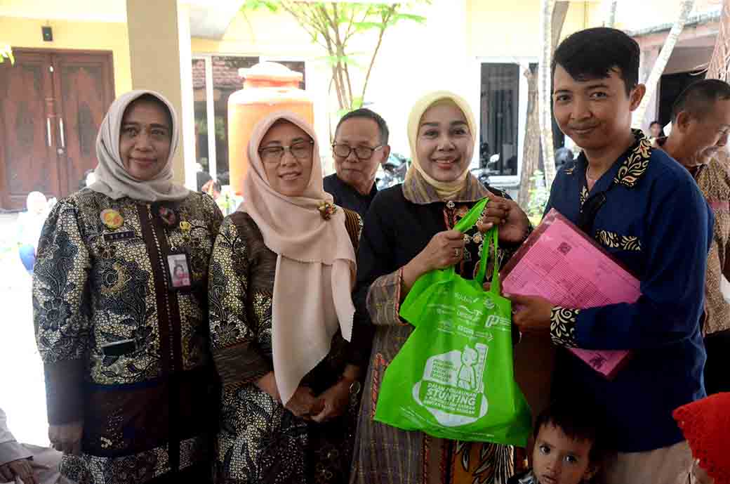 1.606 Keluarga Resiko Stunting Mendapatkan Daging Ayam Dan Telur Di 3 Kecamatan