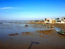 Pantai Kenjeran, lapangan pekerjaan dan tempat tinggal nelayan yang akan terdampak reklamasi pulau baru di timur pesisir Surabaya (Petrus Riski/VOA)