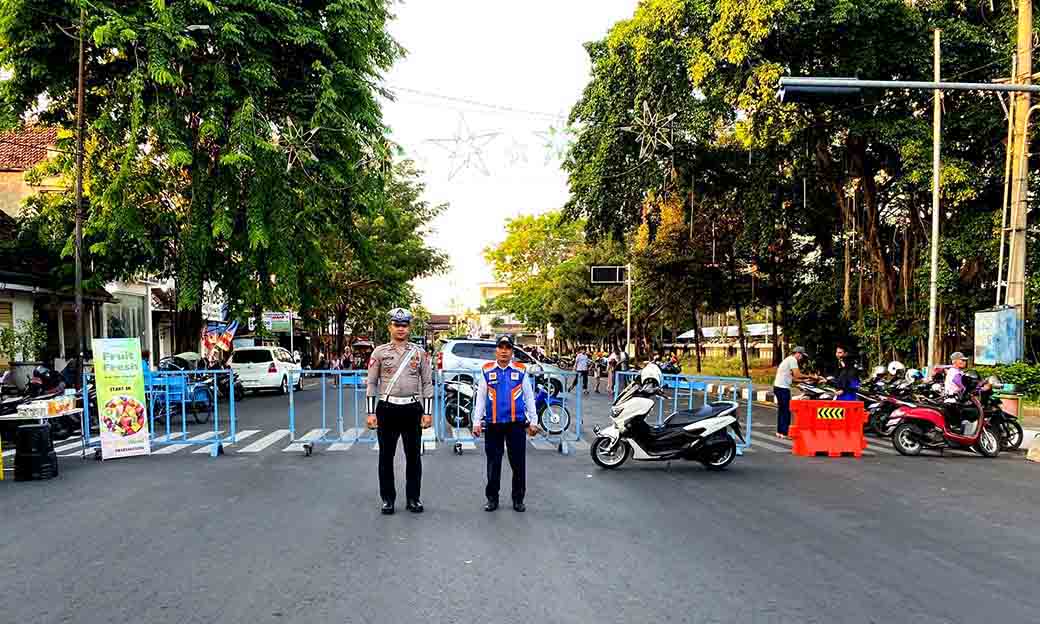 Anggota Polres Lamongan Sigap Amankan Minggu Ceria Di Alun Alun