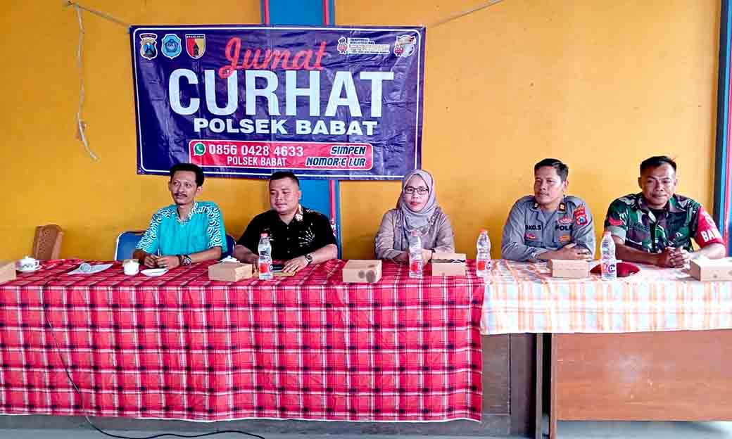 Anggota Polsek Babat Gelar Jumat Curhat Di Desa Kuripan Bersama Kepala Desa Serata Prangkat Desa