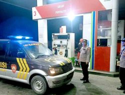 Anggota Polsek Babat Sambangi SPBU Malam Hari Sampaikan Pesan-pesan Kamtibmas