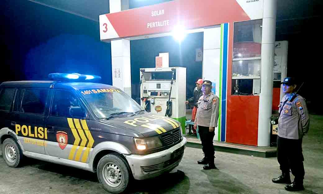 Anggota Polsek Babat Sambangi Spbu Malam Hari Sampaikan Pesan Pesan Kamtibmas