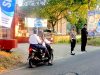 Anggota Polsek Laren Melaksanakan Commander Wish Pagi di Depan SMPN 1 Laren