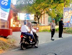 Anggota Polsek Laren Melaksanakan Commander Wish Pagi di Depan SMPN 1 Laren