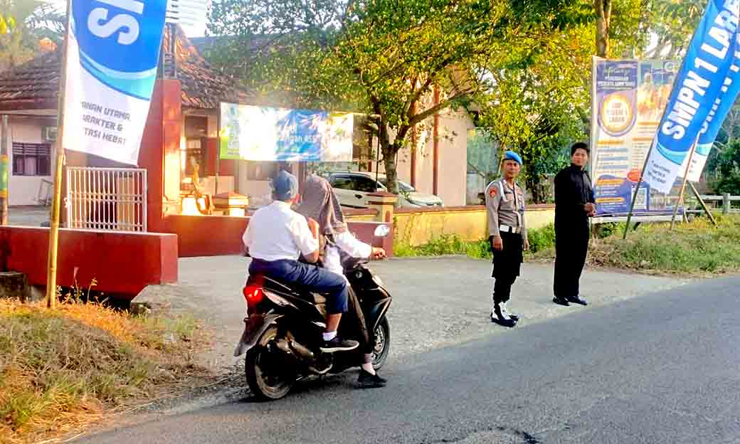 Anggota Polsek Laren Melaksanakan Commander Wish Pagi