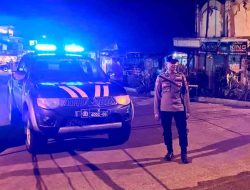 Anggota Polsek Laren Melaksanakan Patroli Blue Light Antisipasi Konvoi Serta Balap liar