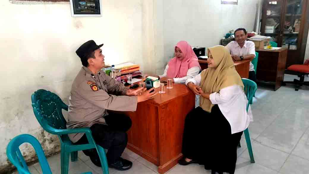 Anggota Polsek Laren Melaksanakan Patroli Dialogis Dalam Rangka Menjelang Pilkada 2024