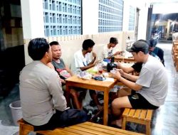 Anggota Polsek Sekaran Laksanakan Patroli Dialogis di Warung Kopi untuk Jaga Kondusifitas Jelang Pilkada 2024