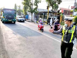 Anggota Satlantas Polsek Babat Melaksanakan Pengaturan Arus Lalu Lintas di Depan MTSN 1 Model Babat