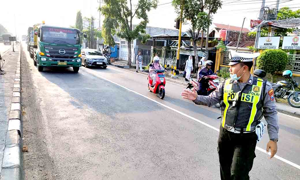 Anggota Satlantas Polsek Babat Melaksanakan Pengaturan Arus Lalu Lintas Di Depan Mtsn 1 Model Babat