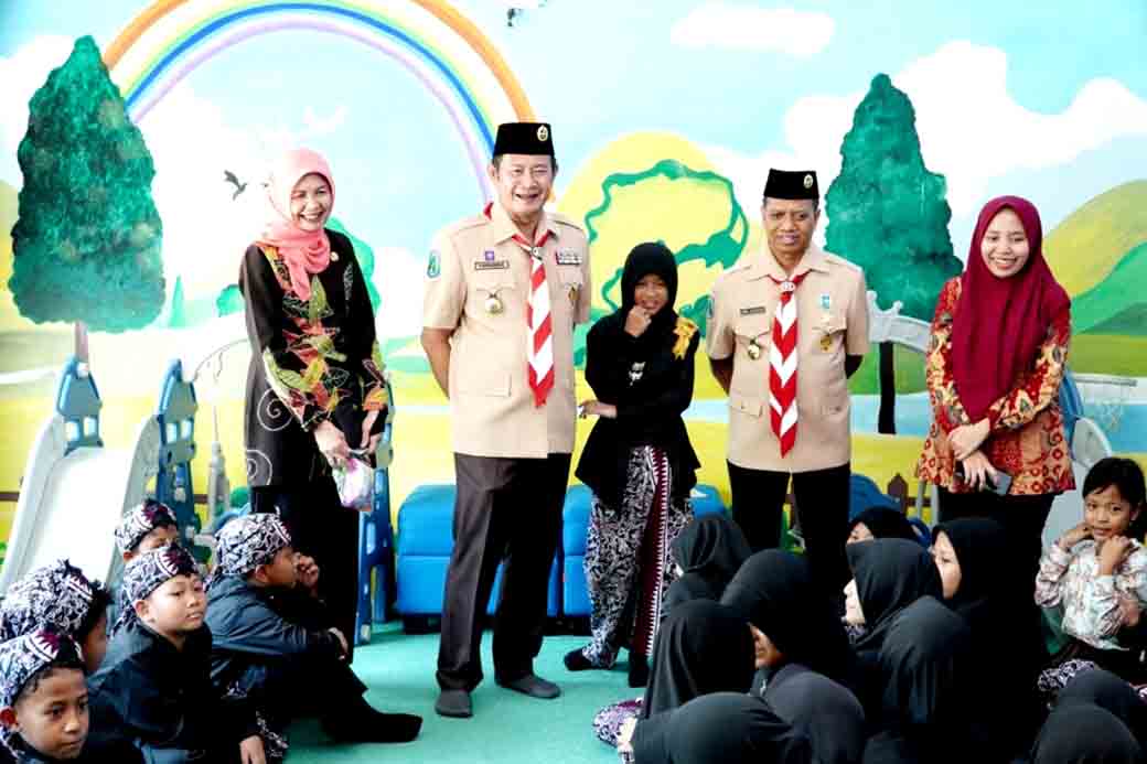 Bupati Lamongan Sumbangkan Ratusan Buku Ke Perpustakaan Daerah